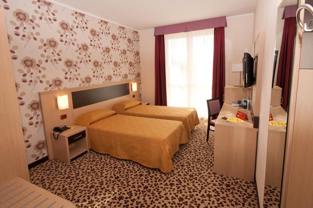 Hotel Brindor Poirino Ngoại thất bức ảnh