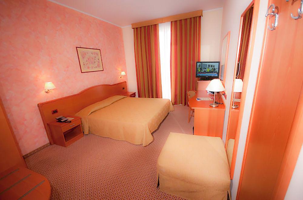 Hotel Brindor Poirino Ngoại thất bức ảnh