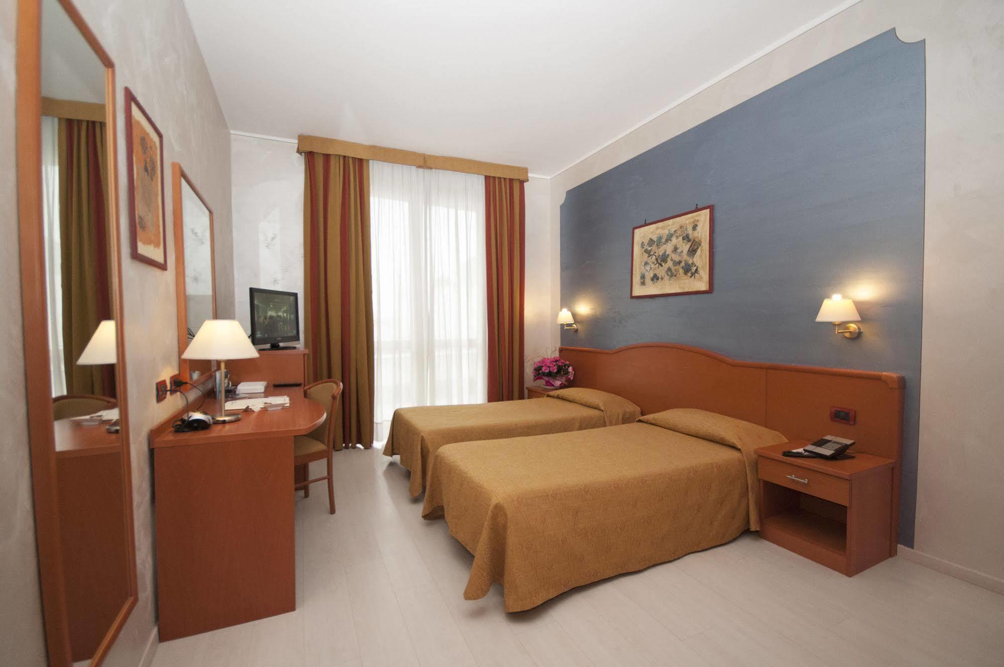 Hotel Brindor Poirino Ngoại thất bức ảnh