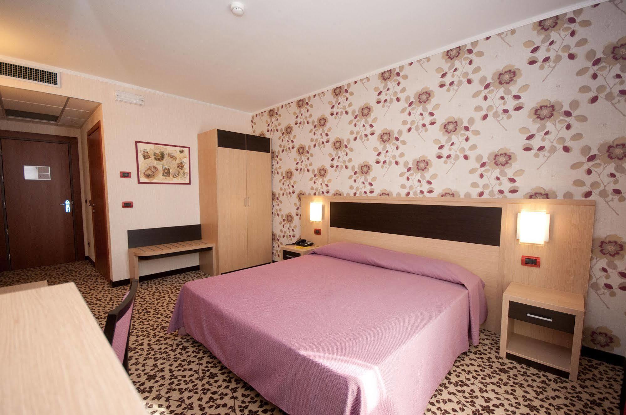 Hotel Brindor Poirino Ngoại thất bức ảnh