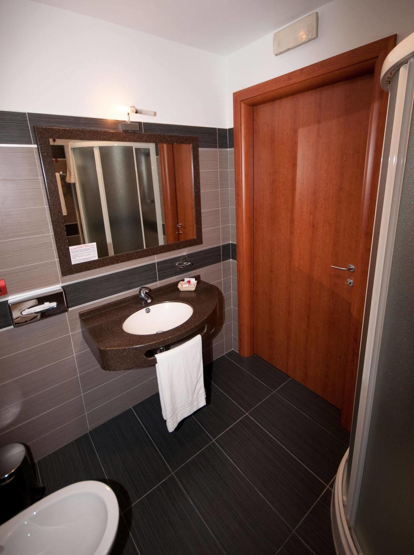 Hotel Brindor Poirino Ngoại thất bức ảnh