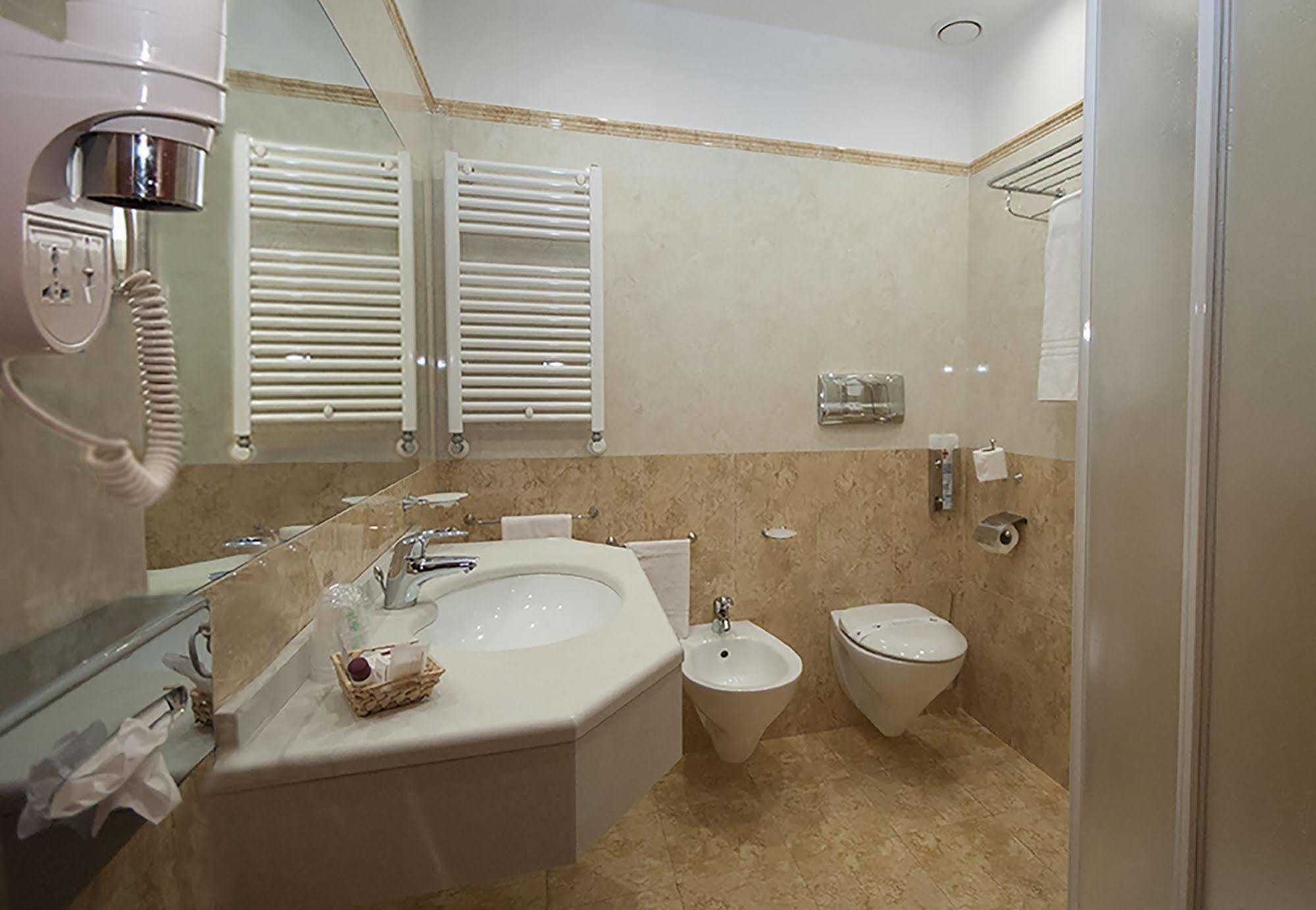 Hotel Brindor Poirino Ngoại thất bức ảnh