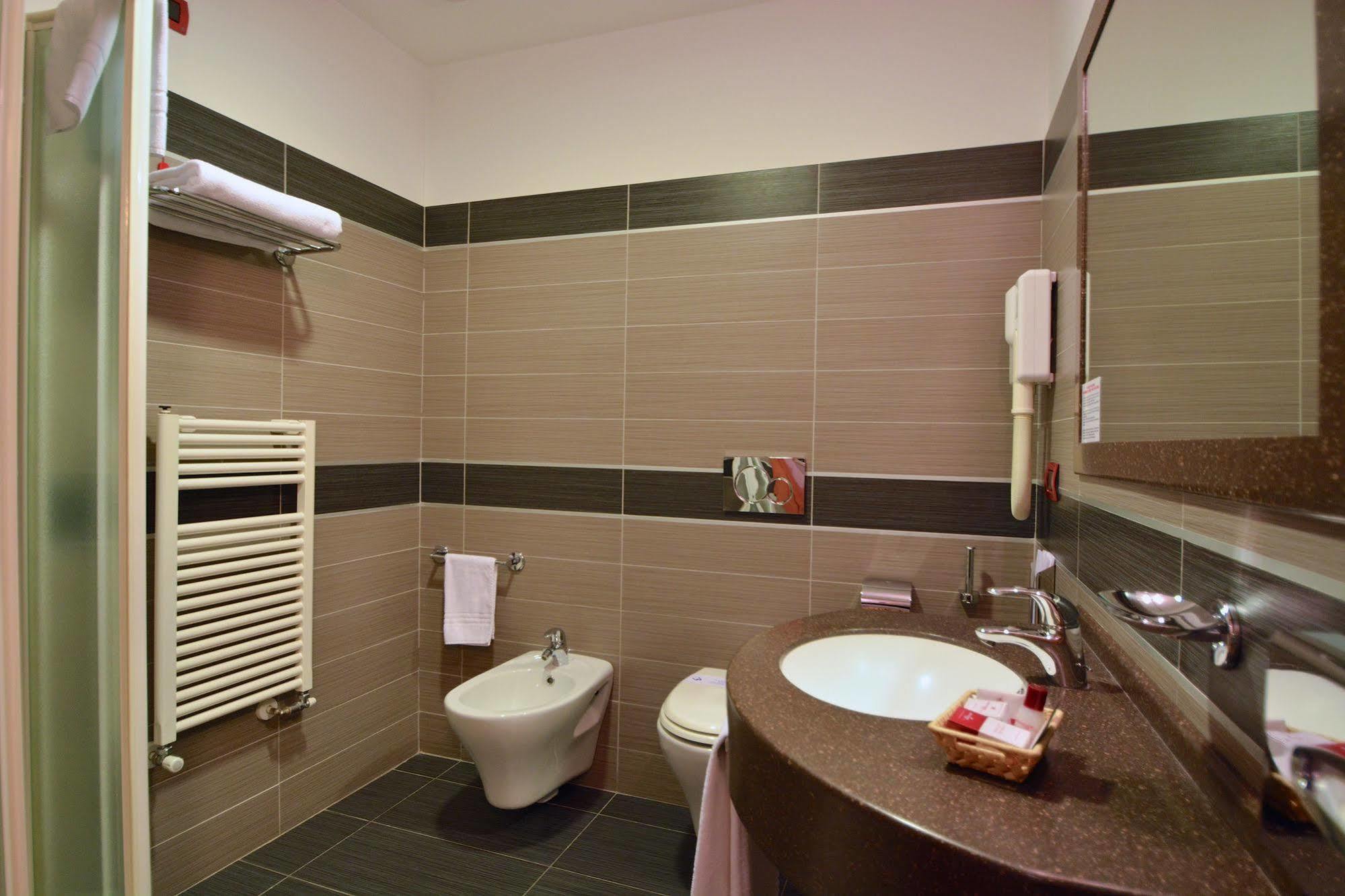 Hotel Brindor Poirino Ngoại thất bức ảnh