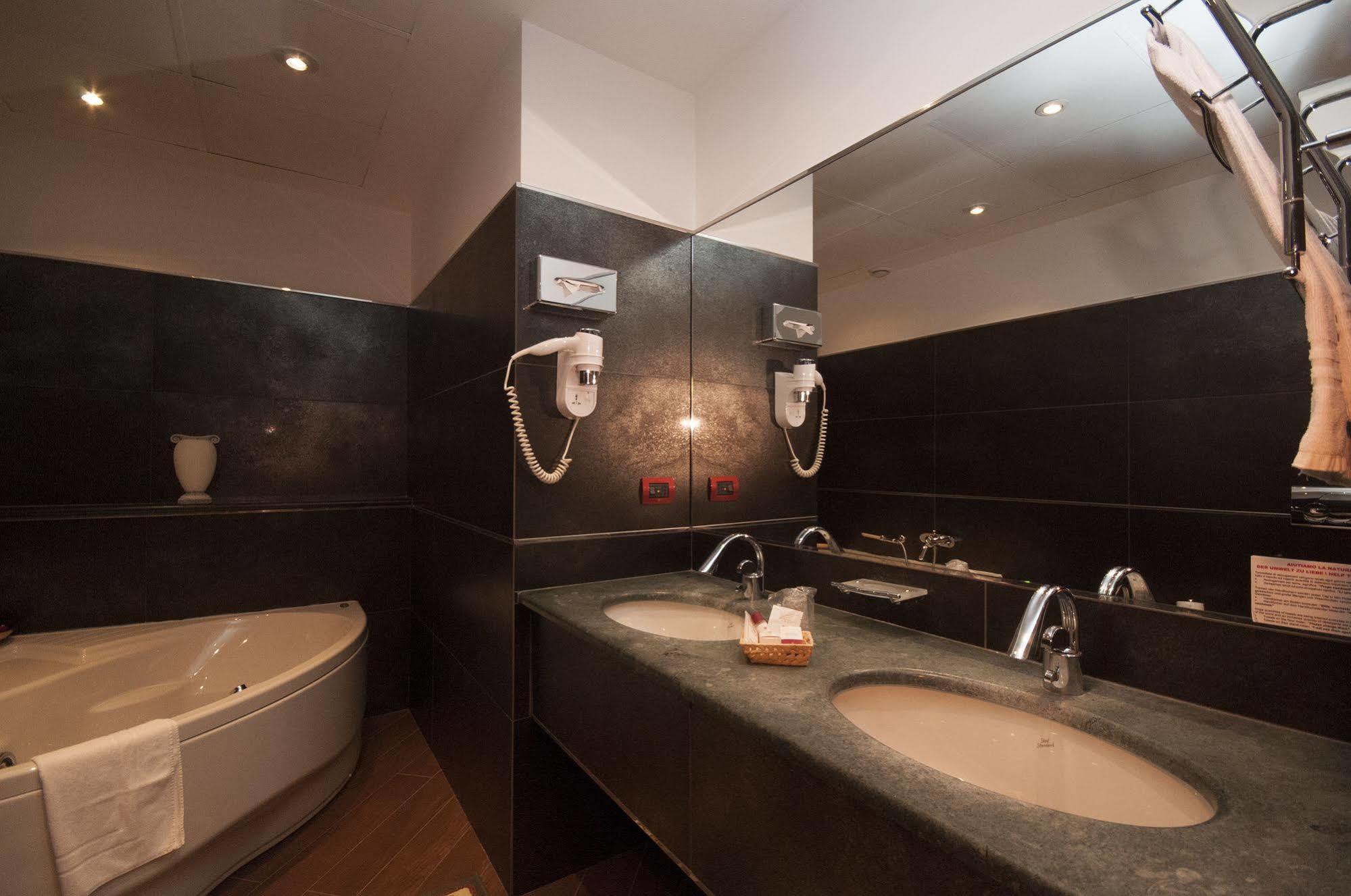Hotel Brindor Poirino Ngoại thất bức ảnh