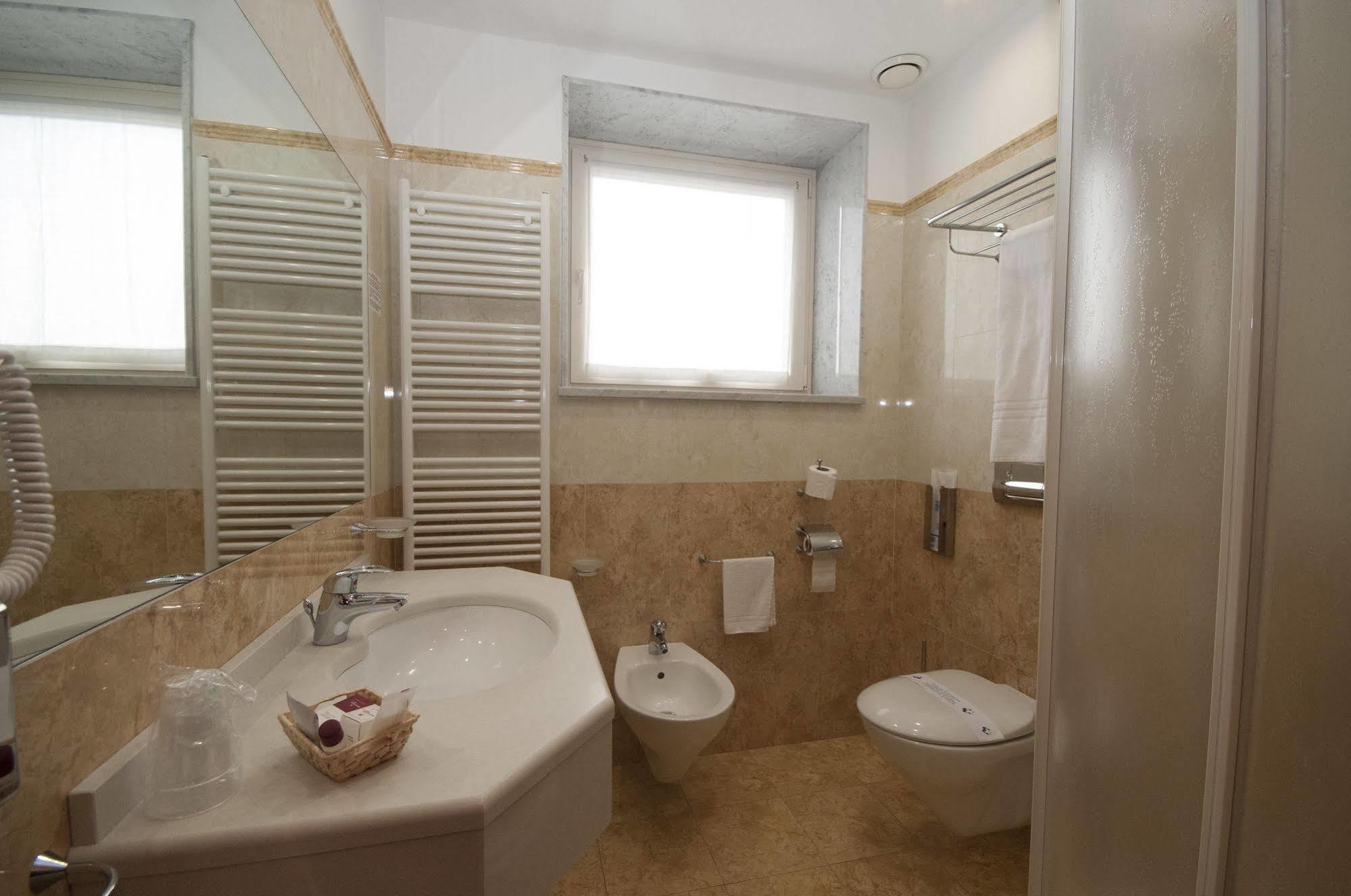 Hotel Brindor Poirino Ngoại thất bức ảnh