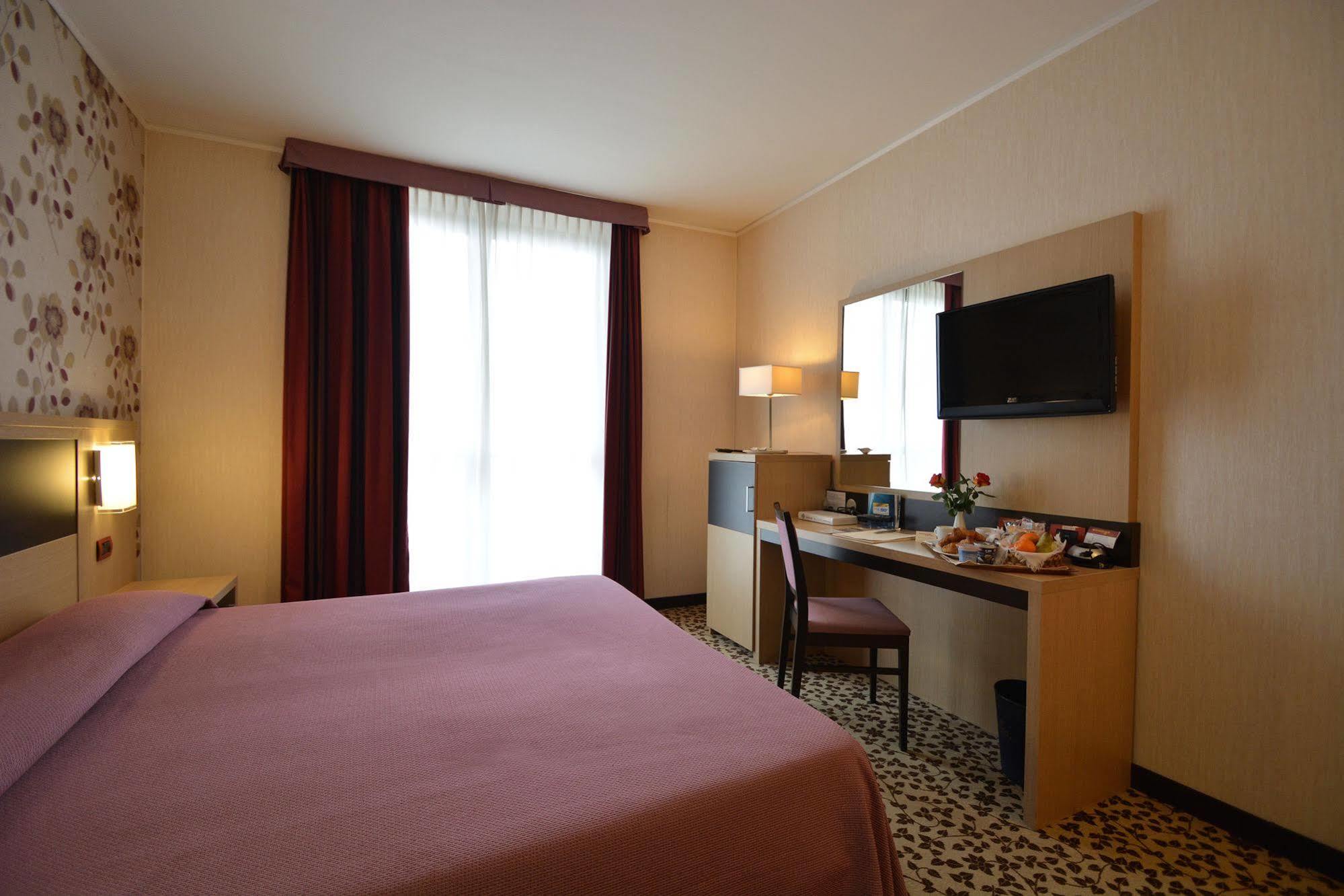 Hotel Brindor Poirino Ngoại thất bức ảnh