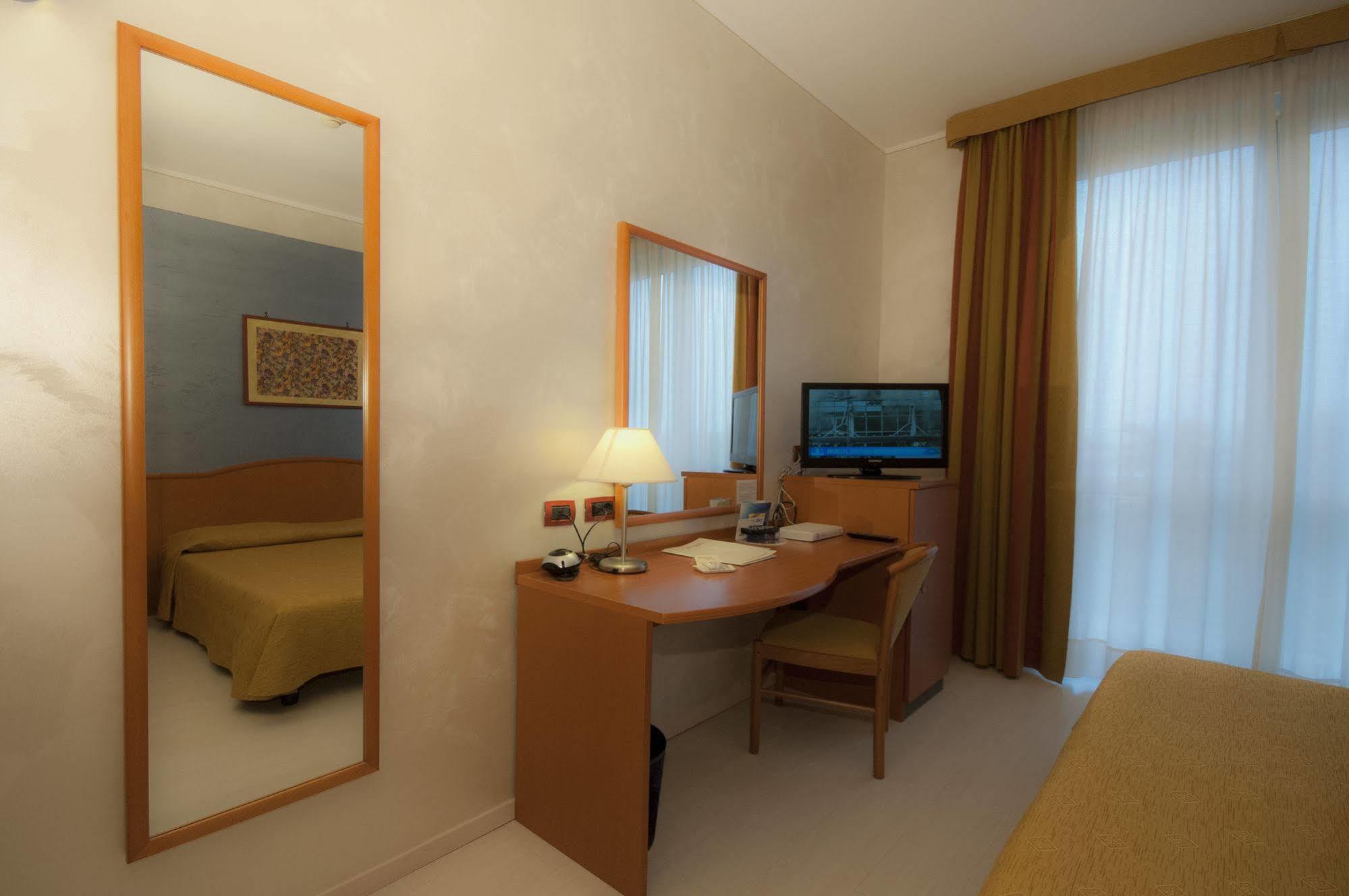 Hotel Brindor Poirino Ngoại thất bức ảnh
