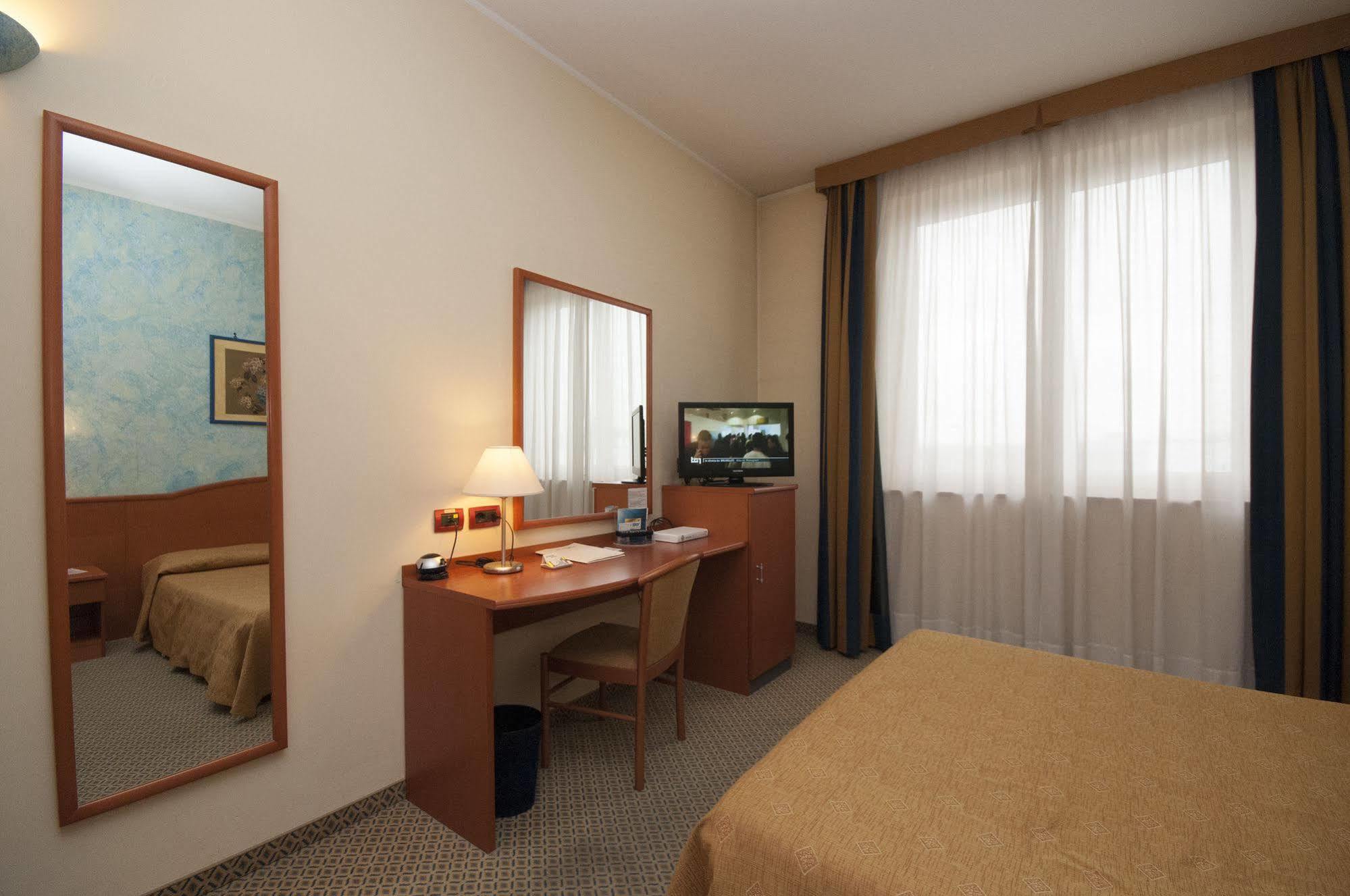 Hotel Brindor Poirino Ngoại thất bức ảnh