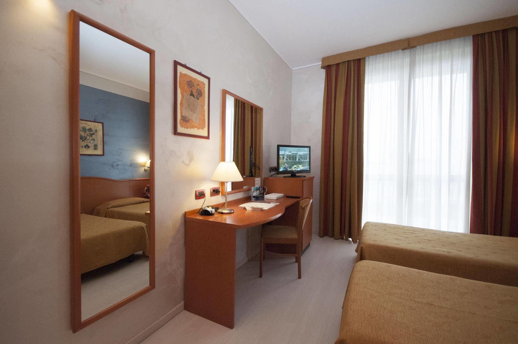 Hotel Brindor Poirino Ngoại thất bức ảnh