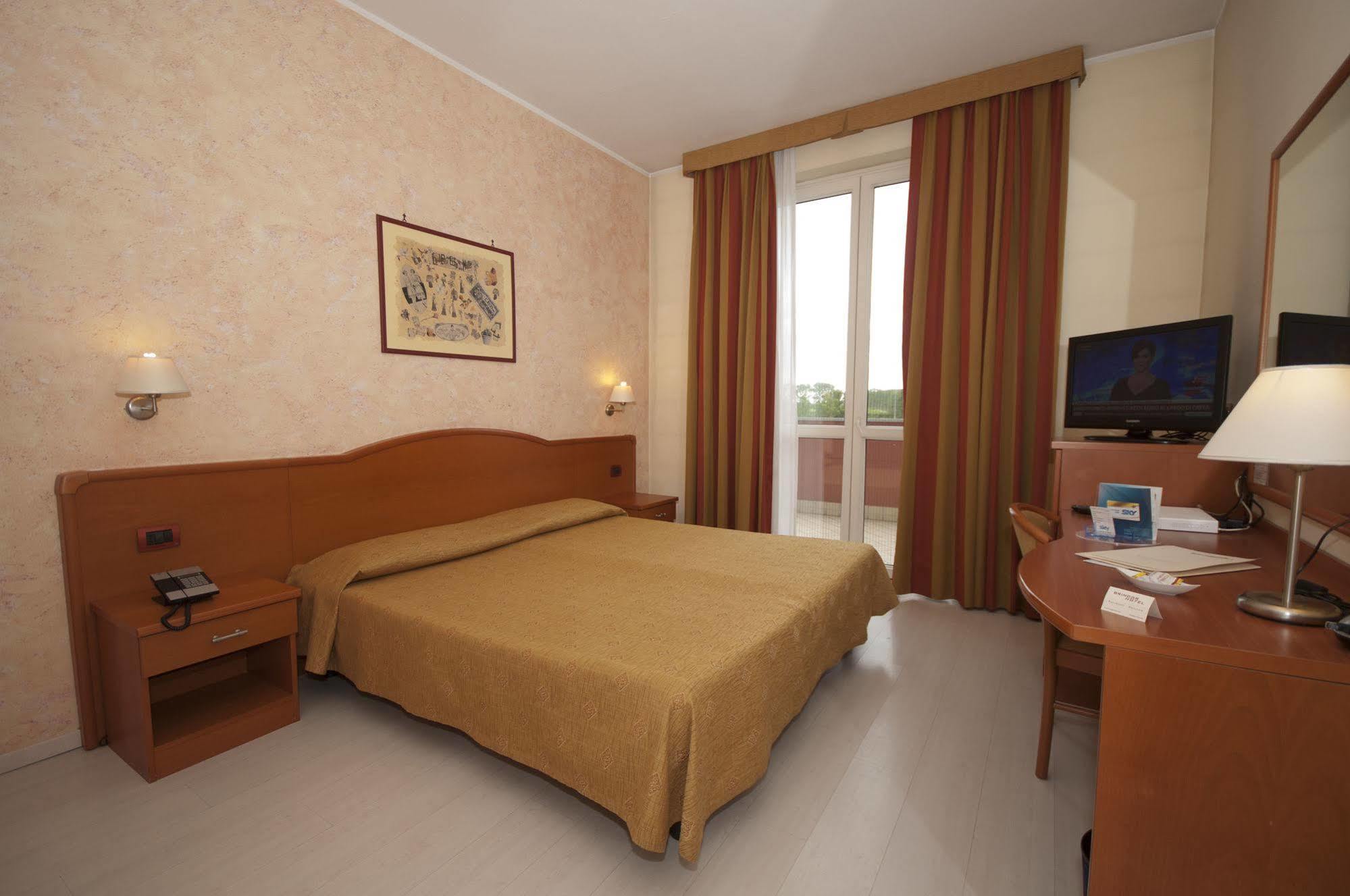 Hotel Brindor Poirino Ngoại thất bức ảnh